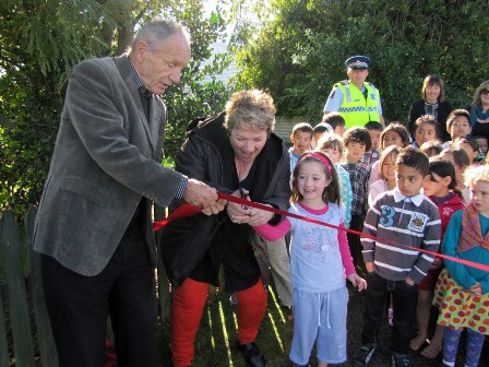 Councillor Keith Crate and Mountview Principal, Carmel Hoetawa cutting the ribbon with students.